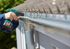 Soin de gouttières en travaux toiture 78